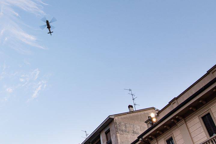 Elicotteri in volo e carabinieri che sfrecciano in centro a Saronno (foto di Luigi Palma)