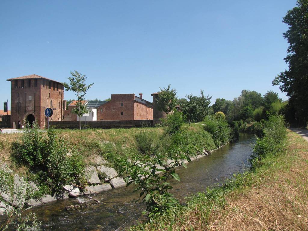 Il fiume Olona scorre intorno al Castello di Legnano