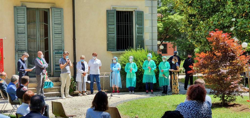 Induno Olona - La cerimonia del ricordo e del ringraziamento per chi ha lottato contro il Covid