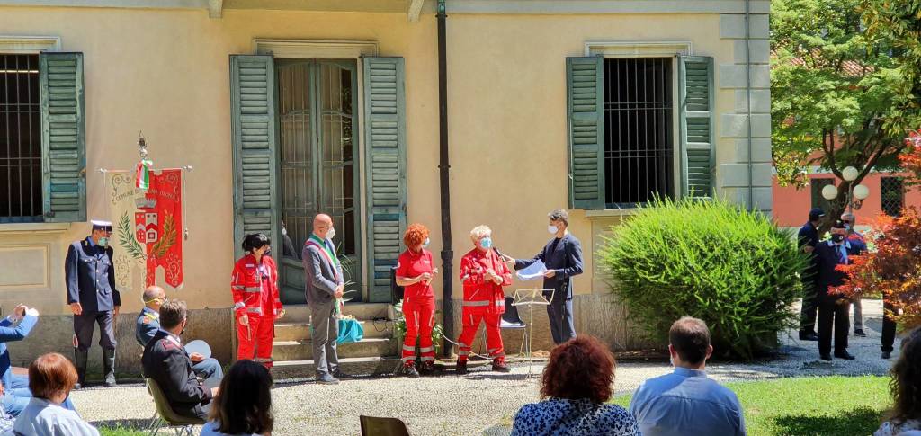 Induno Olona - La cerimonia del ricordo e del ringraziamento per chi ha lottato contro il Covid