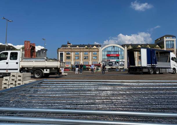 Primi lavori del mercato in piazza Repubblica