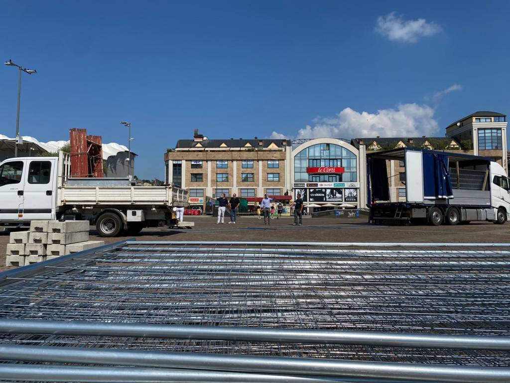 Primi lavori del mercato in piazza Repubblica
