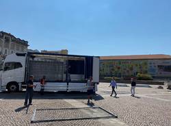 Primi lavori del mercato in piazza Repubblica