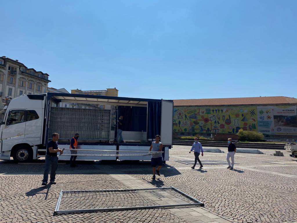 Primi lavori del mercato in piazza Repubblica