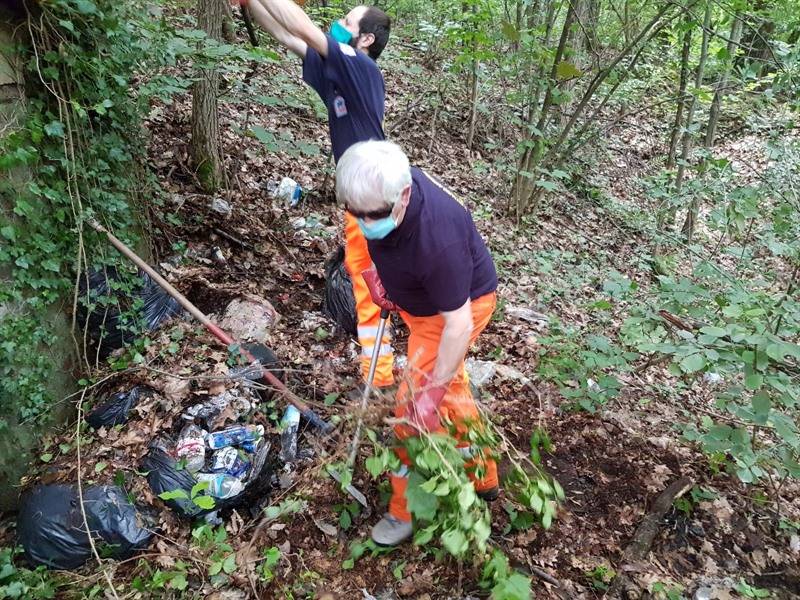 pulizia del parco da parte dei volontari dell'anticendio boschivo