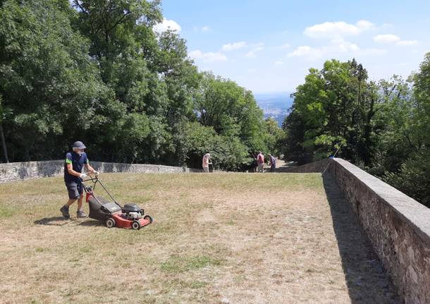 Il Cai senior rimette “a nuovo” la strada della Cappelle