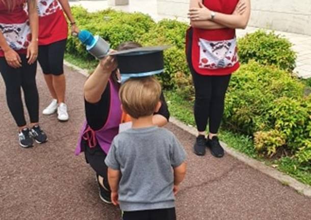 Saronno, le maestre della scuola Biricoccolo hanno consegnato i diplomi a casa dei piccoli studenti