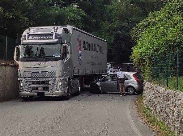 Scontro tra un'auto e un tir a Monvalle