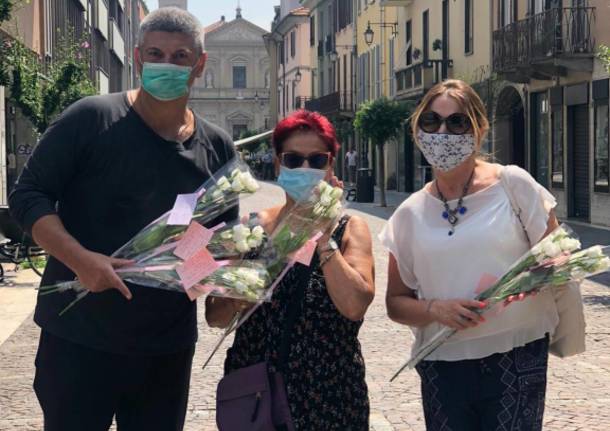 Silighini e Miglino consegnano gigli alle donne in centro per la ricorrenza di Santa Maria Goretti