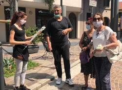 Silighini e Miglino consegnano gigli alle donne in centro per la ricorrenza di Santa Maria Goretti