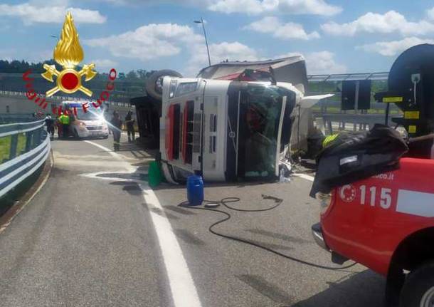 Tir si ribalta a Lomazzo, Pedemontana bloccata