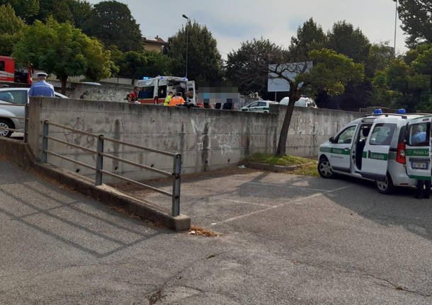 Travolto dalla sua stessa auto in via Comasina a Legnano