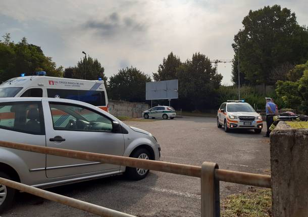 Travolto dalla sua stessa auto in via Comasina a Legnano