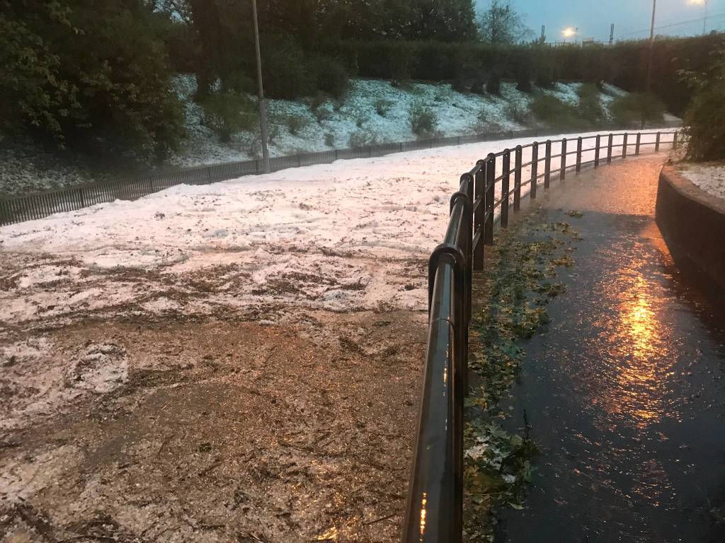 Tuoni, lampi e grandine: bomba d'acqua sul Saronnese