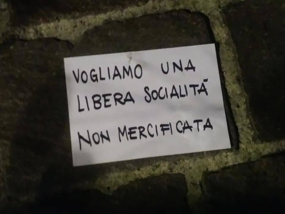 "Vogliamo spazi a Saronno per valorizzare il nostro pensiero": la manifestazione del Collettivo Adespota 