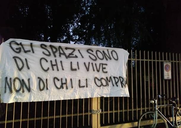 "Vogliamo spazi a Saronno per valorizzare il nostro pensiero": la manifestazione del Collettivo Adespota 