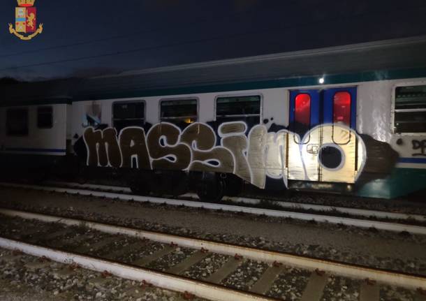 Imbrattano un treno a Busto Arsizio, presi