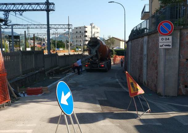 Al lavoro per il marciapiede di via Del Ponte