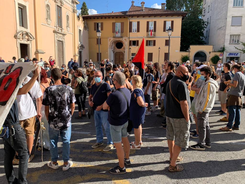 Arriva Salvini, la contestazione degli anarchici si sposta verso Villa Gianetti