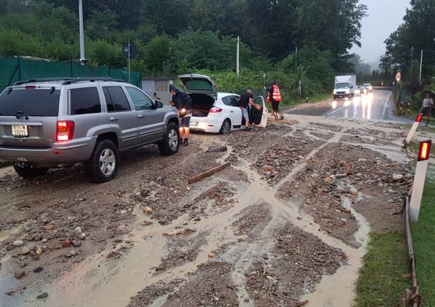 Cadegliano Viconago: detriti sulla strada, chiusa la statale 233