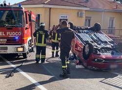 Ribaltamento in centro a Besnate