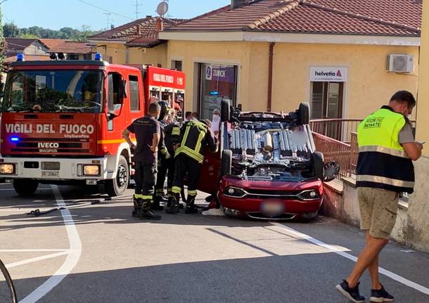 Ribaltamento in centro a Besnate