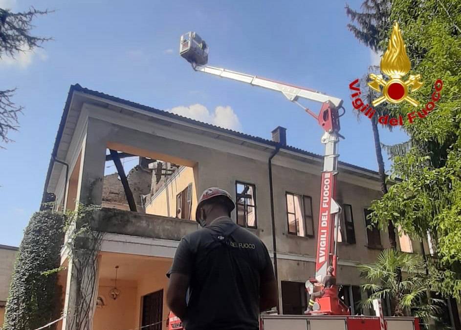 Villa Corso a Bodio Lomnago, il lavoro dei vigili del fuoco