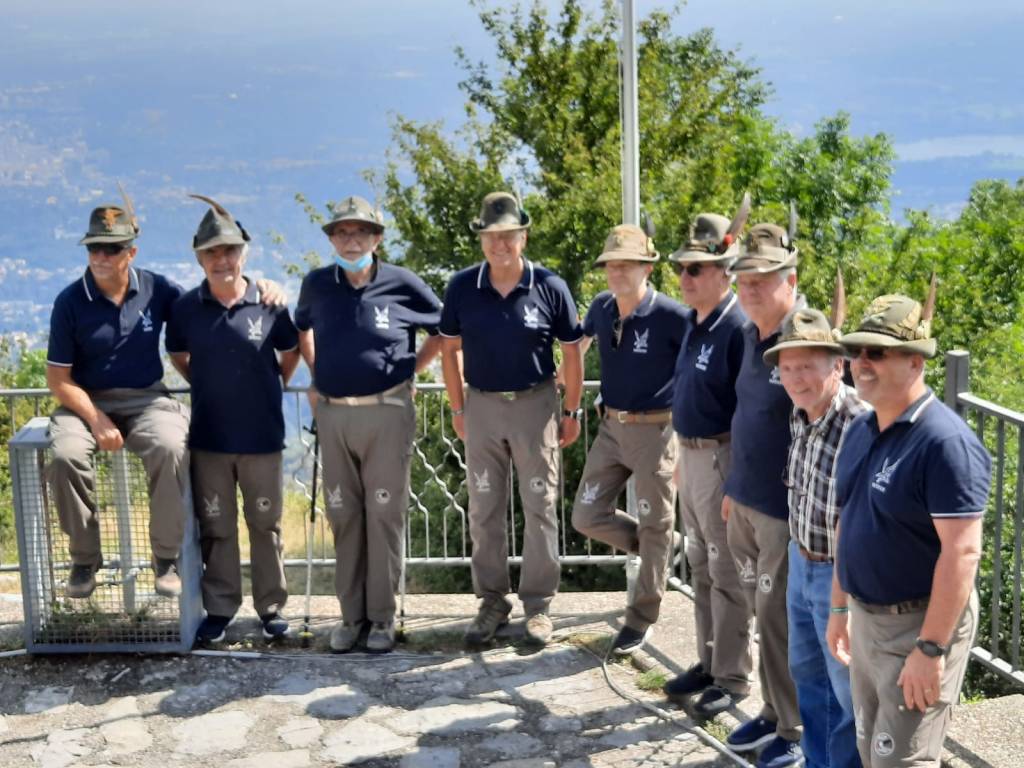 Comincia dall'alzabandiera alle tre croci la festa della montagna 2020