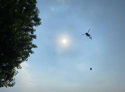 Elicottero in azione sul lungolago di Angera