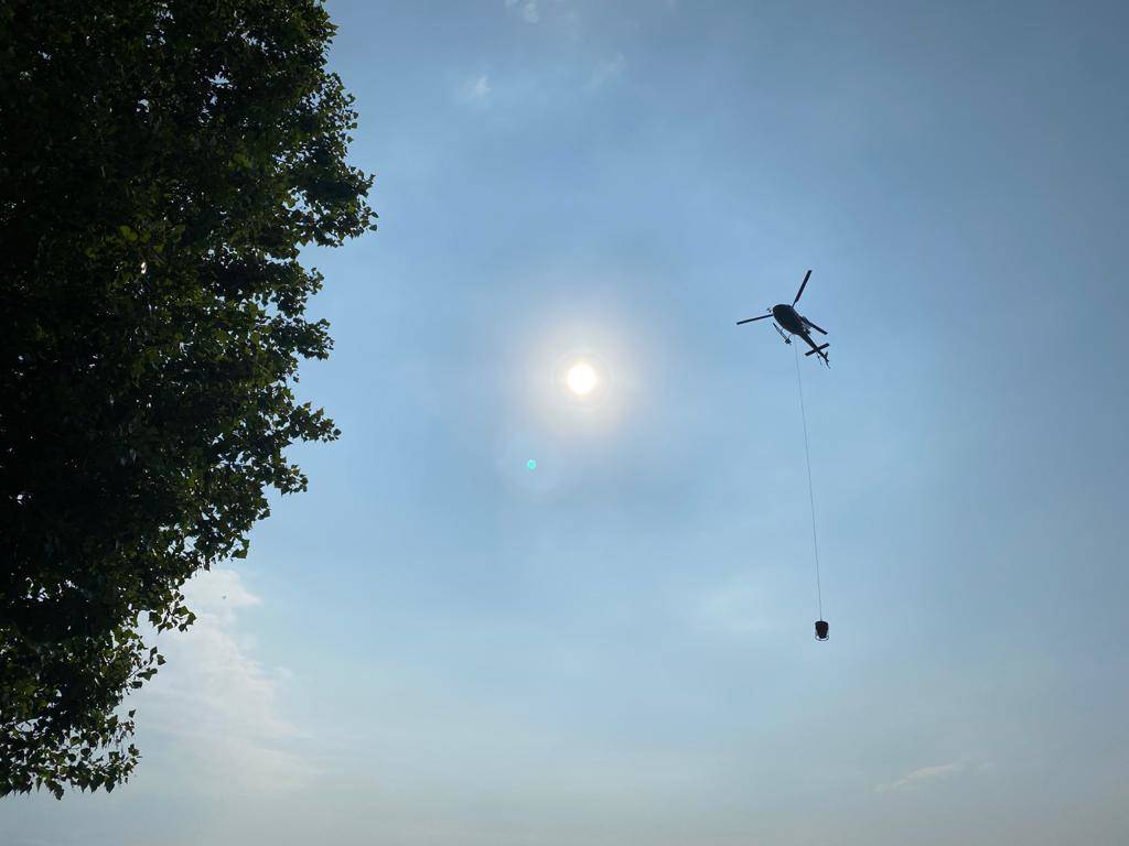 Elicottero in azione sul lungolago di Angera