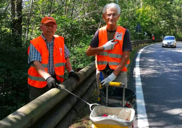 Ermanno e Andrea volontari pulitori valganna strade pulite