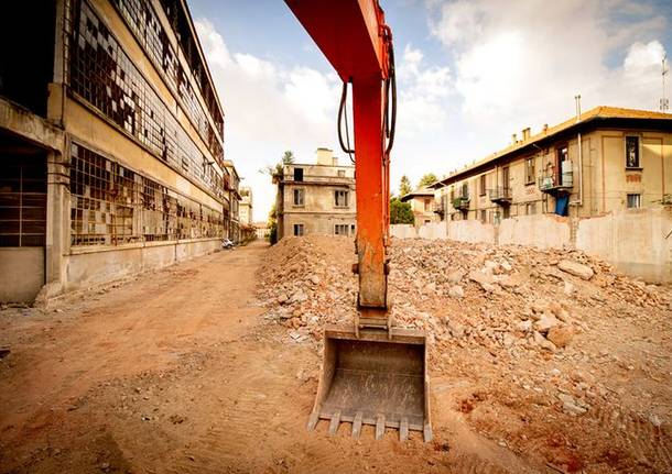 Ex Cantoni di Saronno, abbattuto un capannone pericolante (foto di Luigi Palma)