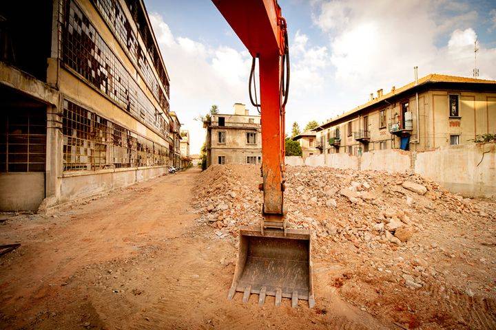 Ex Cantoni di Saronno, abbattuto un capannone pericolante (foto di Luigi Palma)