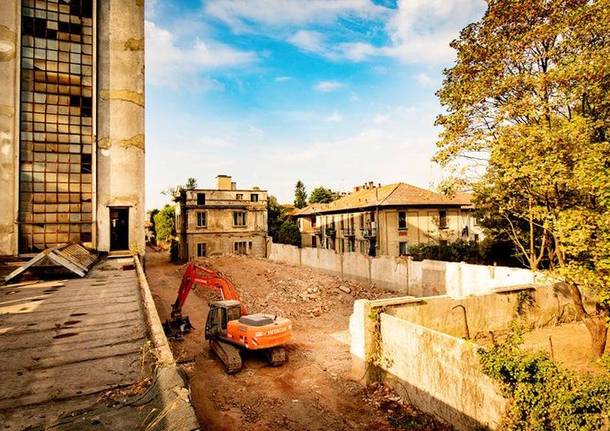 Ex Cantoni di Saronno, abbattuto un capannone pericolante (foto di Luigi Palma)