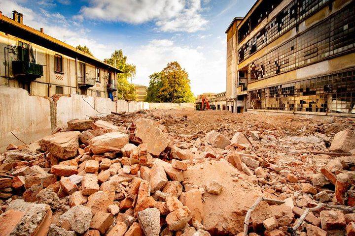 Ex Cantoni di Saronno, abbattuto un capannone pericolante (foto di Luigi Palma)