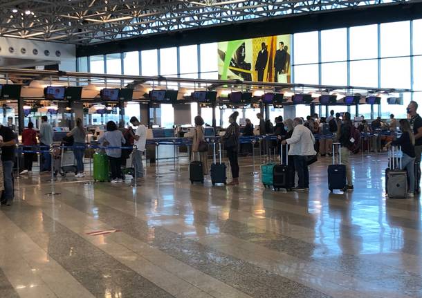 Giornata di rientri a Malpensa nell'ultimo weekend d'agosto 