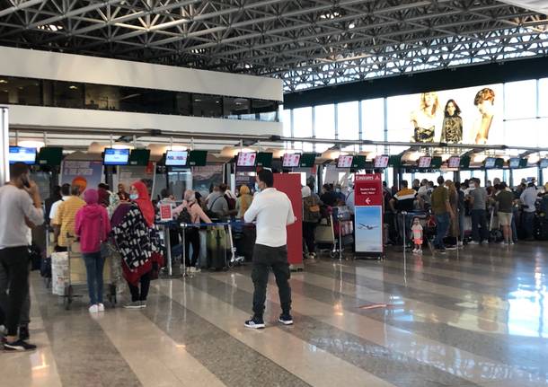 Giornata di rientri a Malpensa nell'ultimo weekend d'agosto 