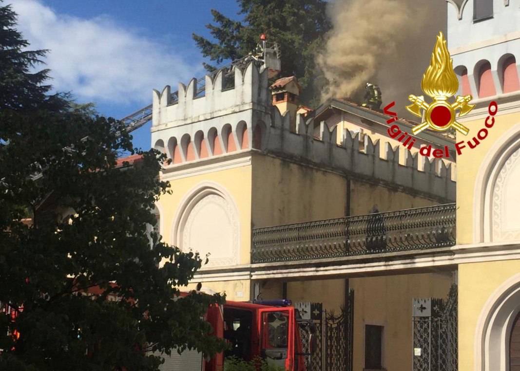 incendio bodio lomnago vigili del fuoco