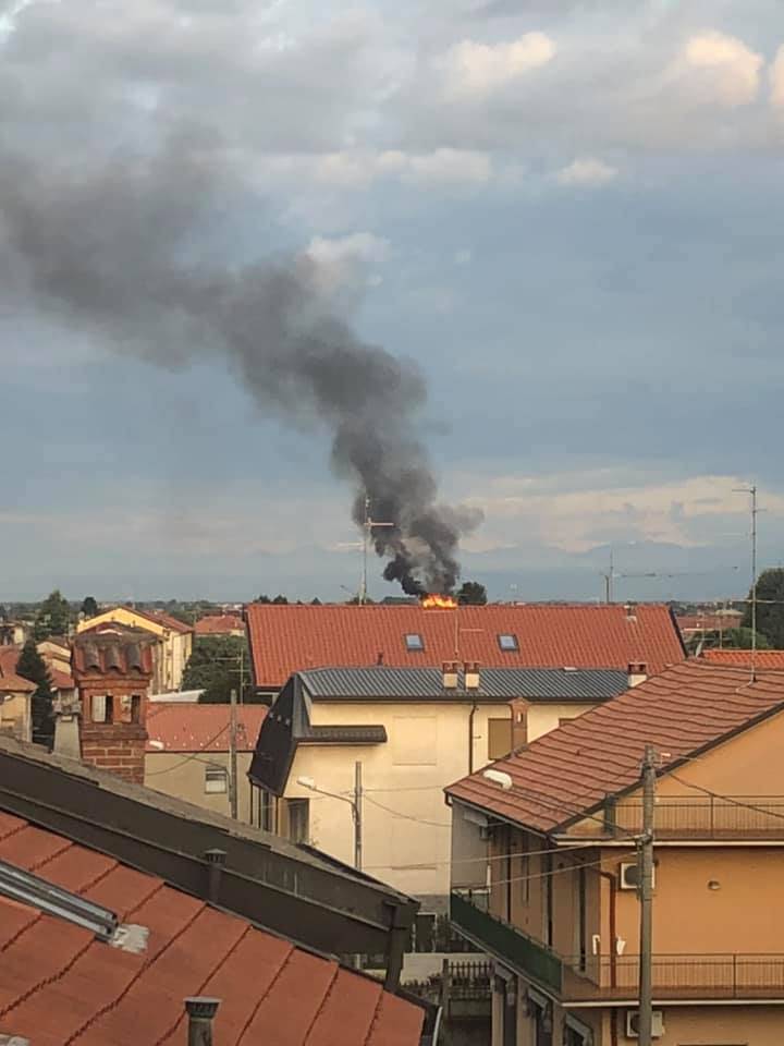 Incendio in una villetta a Cogliate, evacuata una famiglia