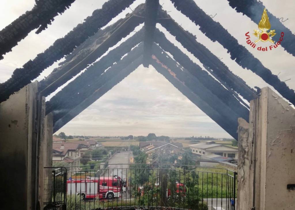 Incendio in una villetta a Cogliate, evacuata una famiglia