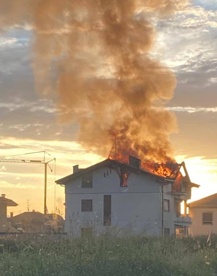 Incendio in una villetta a Cogliate, evacuata una famiglia