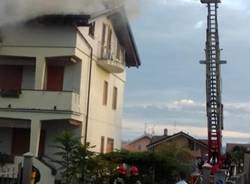 Incendio in una villetta a Cogliate, evacuata una famiglia