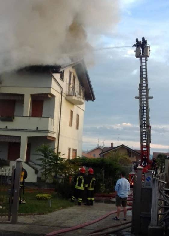 Incendio in una villetta a Cogliate, evacuata una famiglia