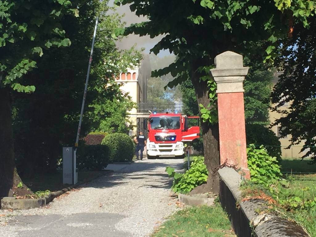 Incendio tetto a Bodio Lomnago