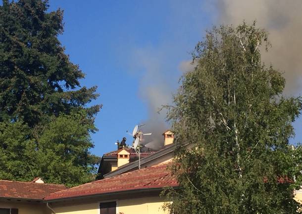 Tetto in fiamme a Bodio Lomnago