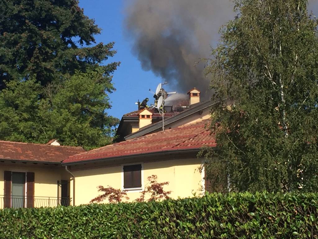 Incendio tetto a Bodio Lomnago