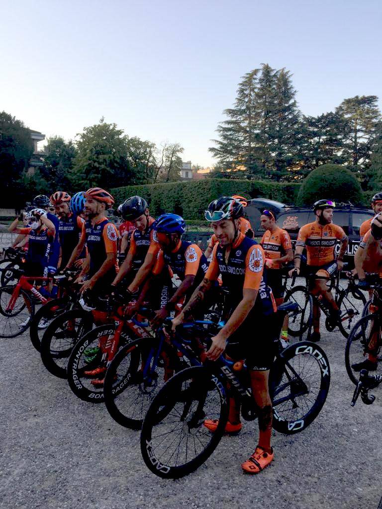 La partenza da Varese dei ciclisti verso Lourdes