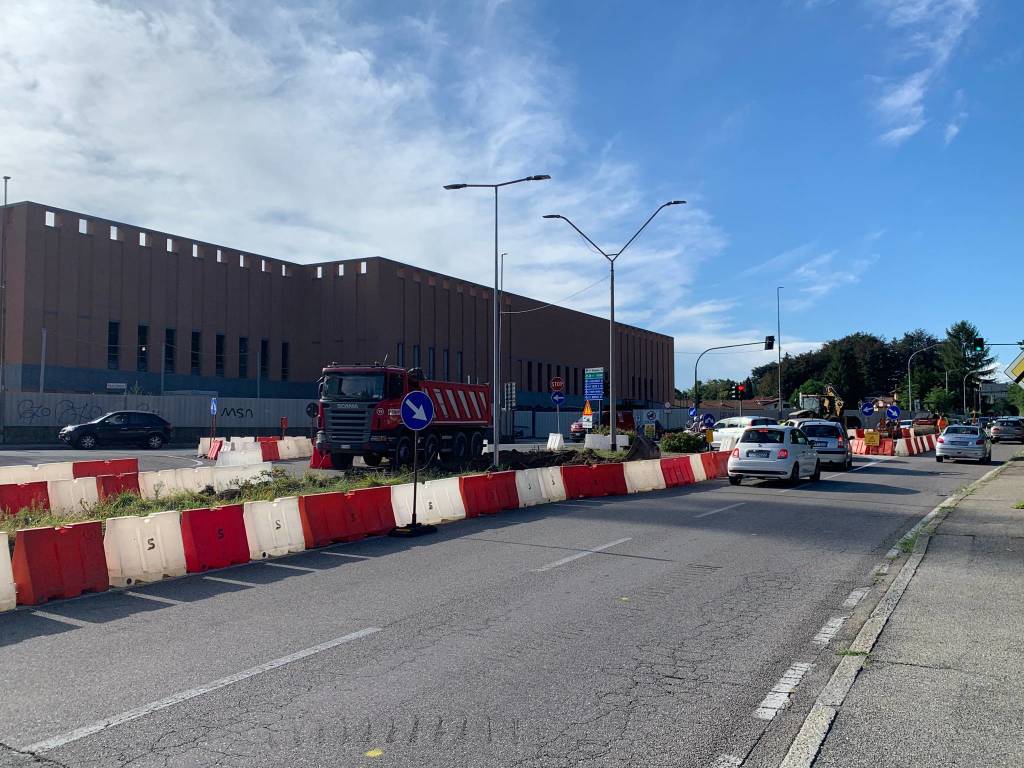 lavori rotonda esselunga via gasparotto varese