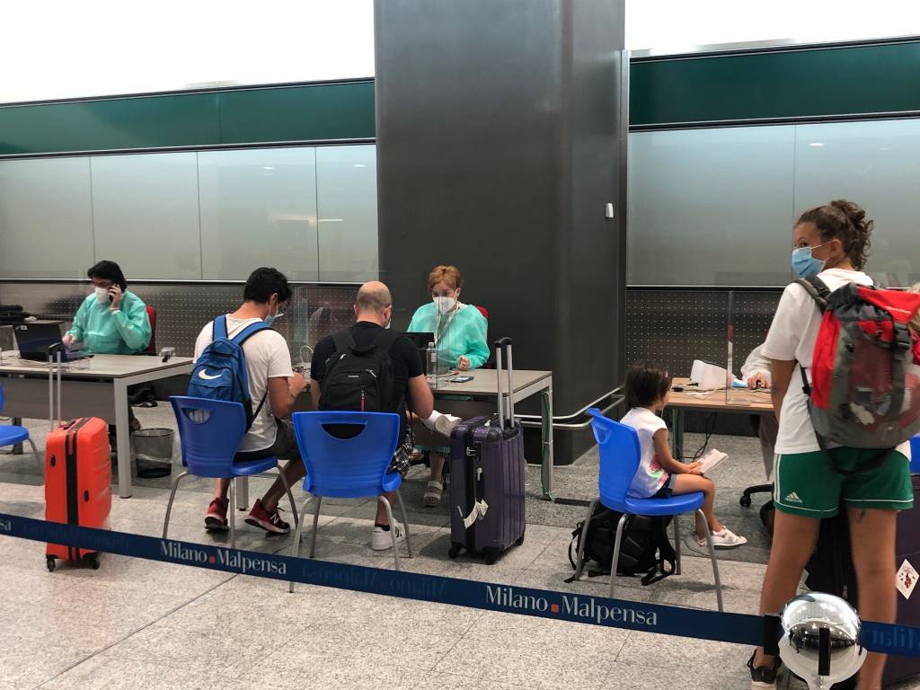 Le otto postazioni per i tamponi a Malpensa