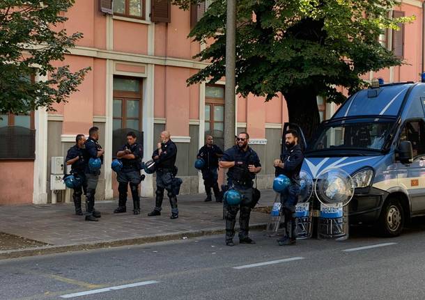 Salvini a Saronno, la contestazione degli anarchici davanti alla stazione